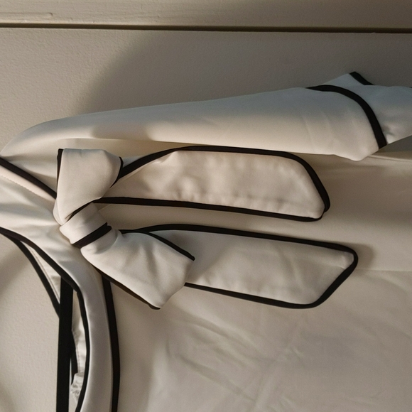 White 3/4 sleeve dress, with black trim & bow detail - Picture 3 of 8